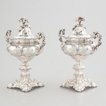 Petter Wigren, strösockerskålar med lock, ett par, silver, Malmö 1851.