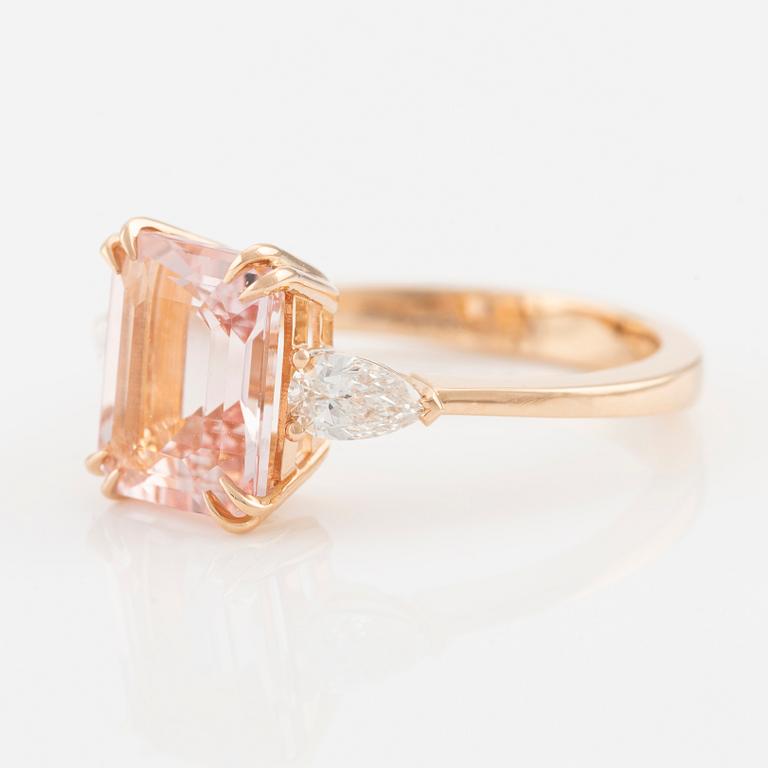 Ring in 18K gold with a faceted morganite and round brilliant-cut diamonds.