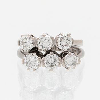 Ring in 18K white gold with round brilliant-cut diamonds.