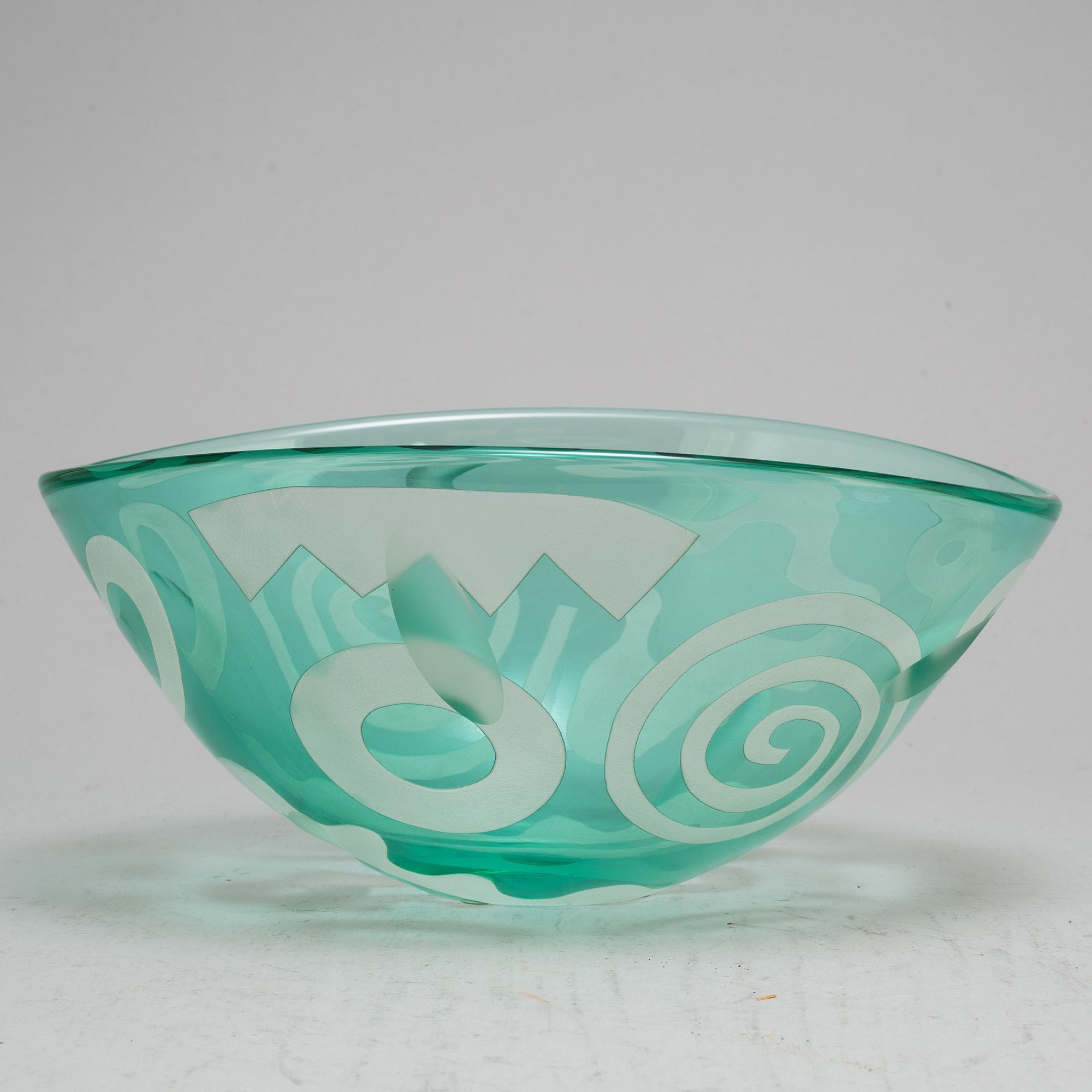 GUNNEL SAHLIN, a glass bowl, signed, from Orrefors Unique.