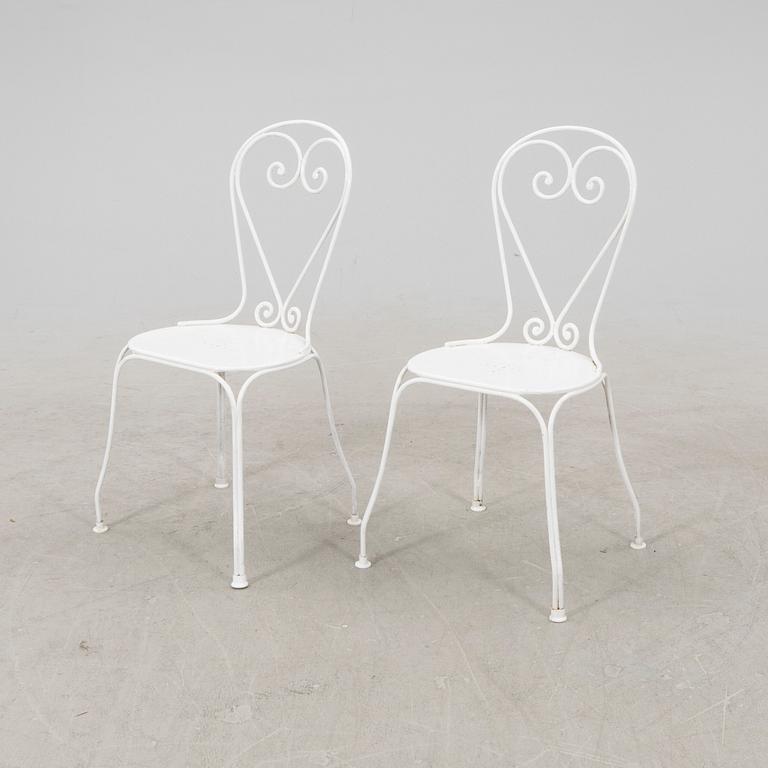 A tabe and two chairs from Byarum later part of the 20th century.