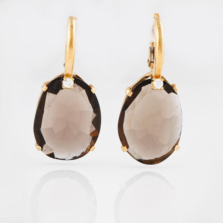 ÖRHÄNGEN, 18K guld med briljantslipade diamanter ca 0.05 ct samt fasettslipad rökkvarts. Vikt 5,3 gram.