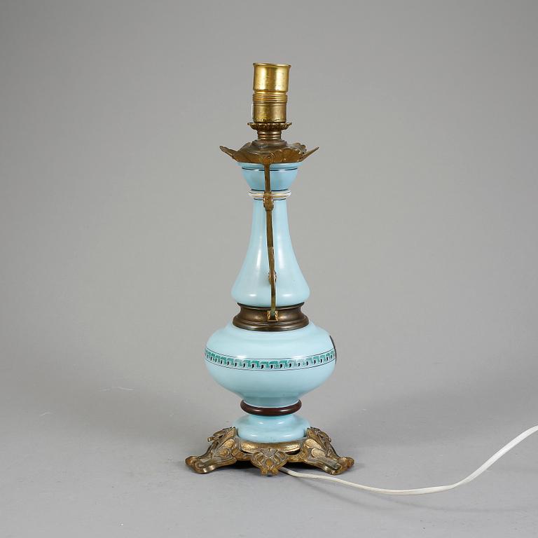BORDSLAMPA, sannolikt Baccarat, 1800-talets sista kvartal.