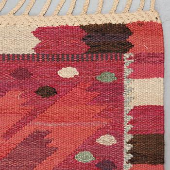 Barbro Nilsson, Matto, "Nejlikan röd", flat weave, ca 320-323 x 251 cm, signed AB MMF BN.