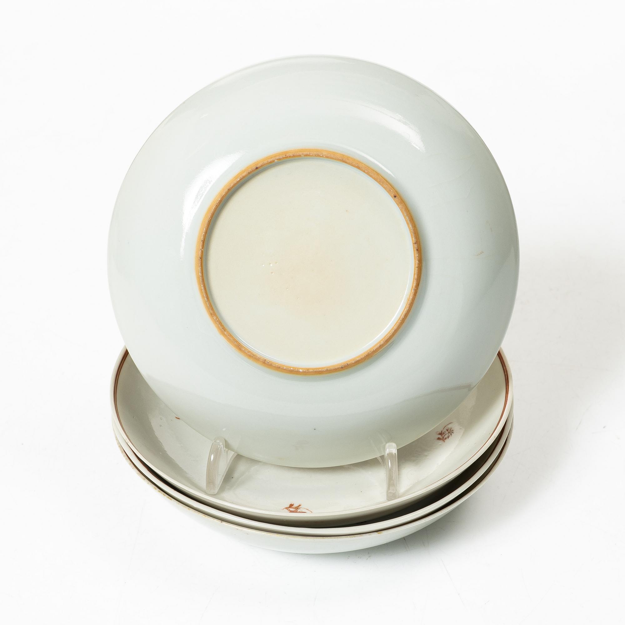 Four porcelain cups with saucers, China, Qing dynasty, late 18th century/around 1800.