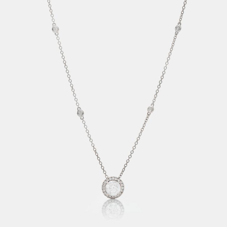 COLLIER med briljantslipade diamanter totalt ca 1.24 ct. Mittsten 1.01 ct med kvalitet F/SI2. Certifikat från GIA.