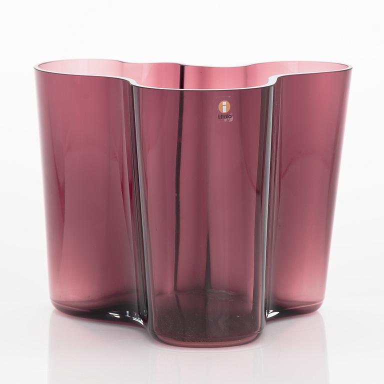 Alvar Aalto, A '3030' vase signed Alvar Aalto. Iittala.