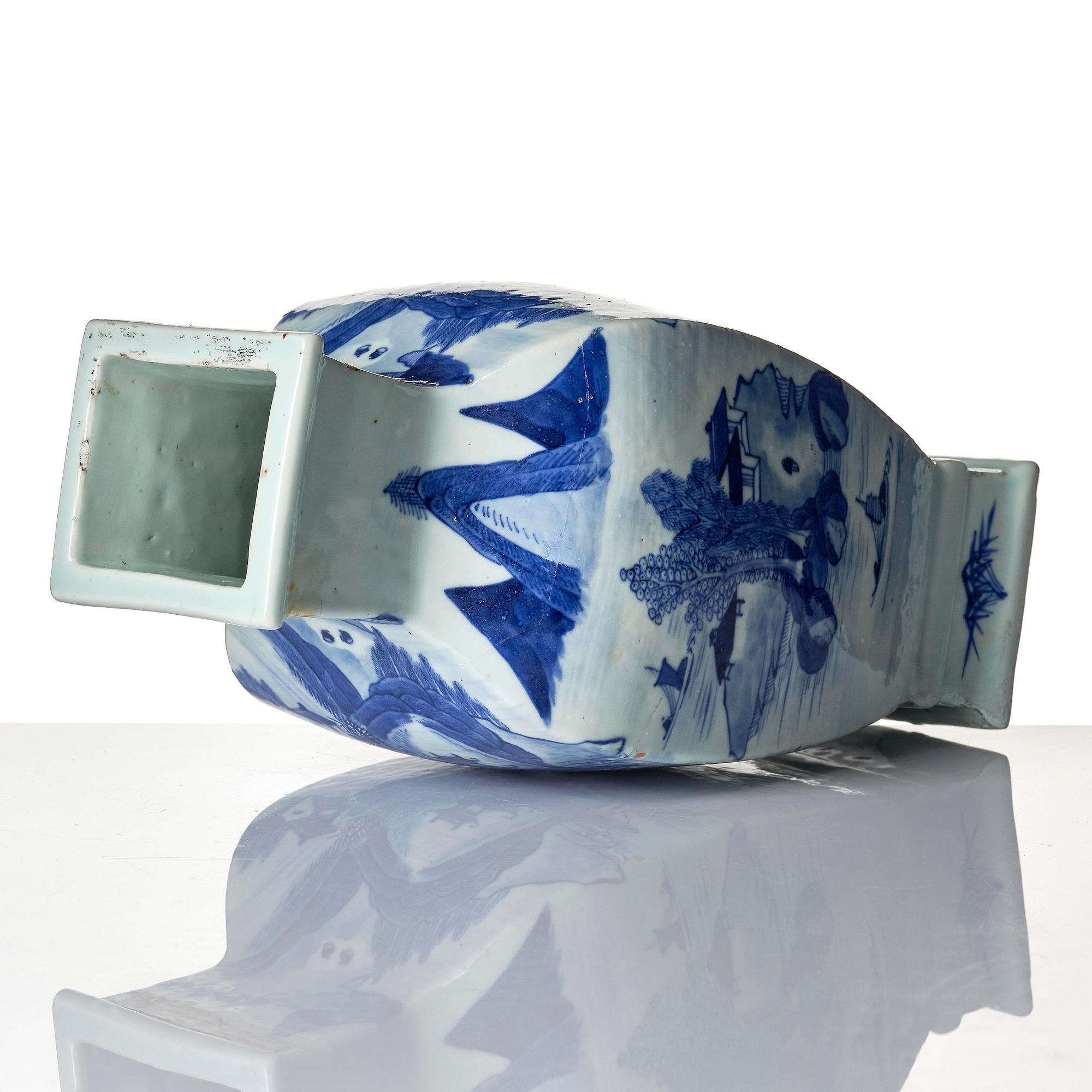 A blue and white 'landscape' vase, Qing dynasty, 19th century.