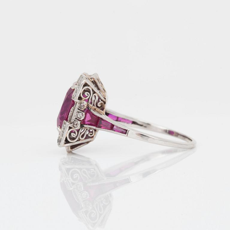 RING med obehandlad burmesisk rubin, ca 5.80 ct. Certifikat från RAG (Ricerche e analisi gemmologiche, Italien).