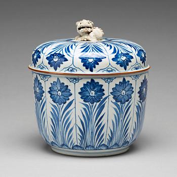 908. A blue and white turren with cover, Qing dynasty, Kangxi (1662-1722).