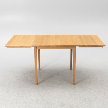 Dining table with leaves, 21st century.