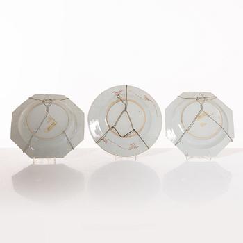 Tallrikar, sju stycken, porslin, Kina, Qingdynastin, 1700-tal.