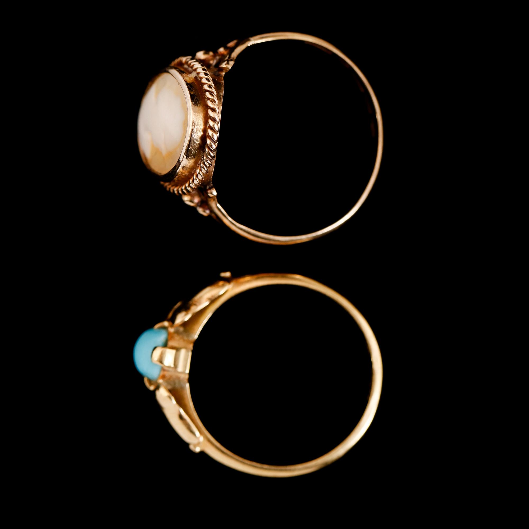 RINGAR, 2 st, 14K/18K, med kamé och turkos. Total vikt ca 7 g.