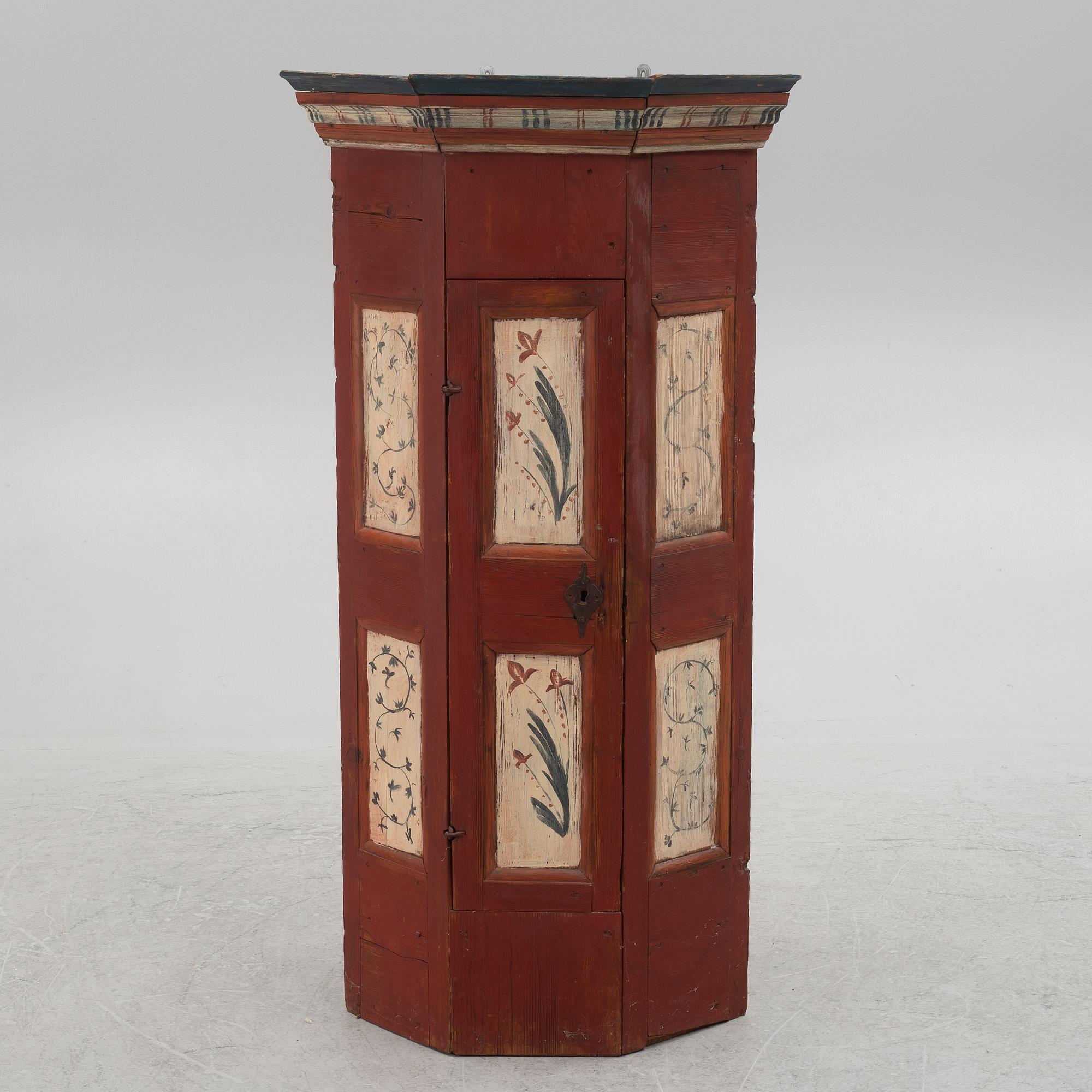 A painted corner cabinet, 19th century.