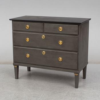 CHEST OF DRAWERS, first half of the 20th century.