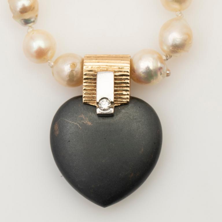 Ole Lynggaard, hänge, 14K guld med sten och diamant samt pärlcollier.
