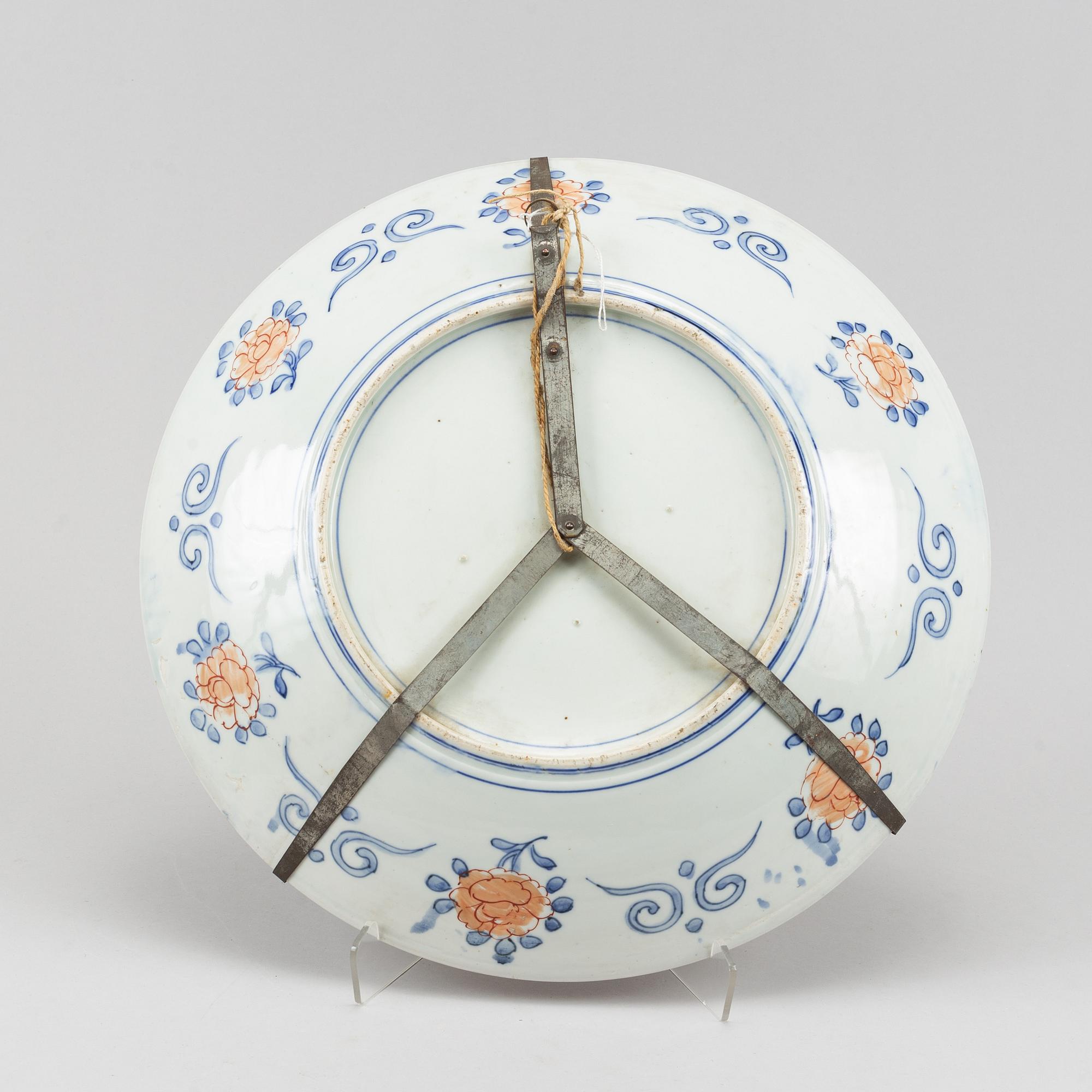 Praktfat, porslin. Japan, Meiji (1868-1912).