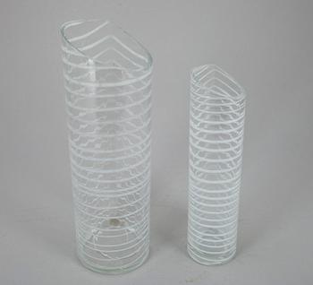 A SET OF TWO VASES.