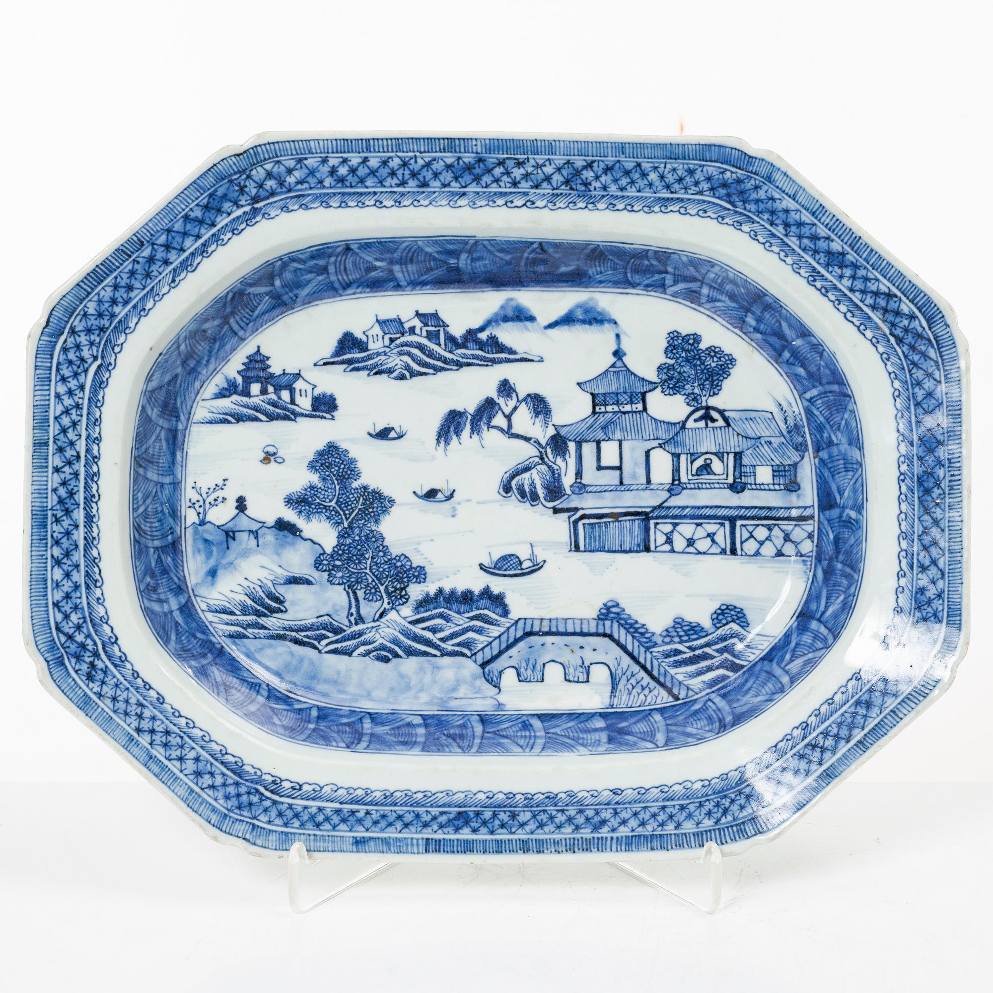 A Chinese blue and white porcelain dish, Qing dynasty, around 1800.