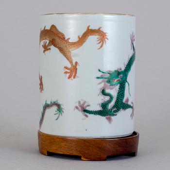 PENSELMUGG, porslin.  Qingdynastin, 1800-tal.