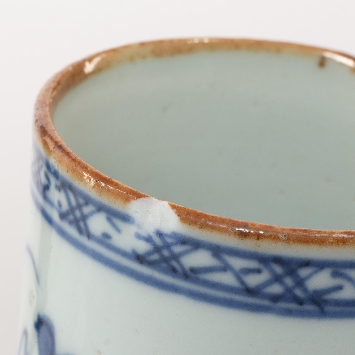 Krus, samt muggar två stycken, porslin. Qingdynastin, 1700-tal.