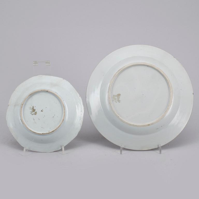 TALLRIK samt BÄRTALLRIK, porslin, Kina, Qing dynastin, Qianlong (1735-96).