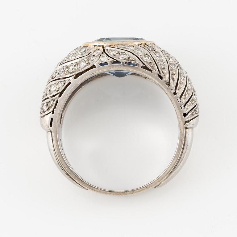 A ring in 18K white gold with a faceted sapphire and eight-cut diamonds.