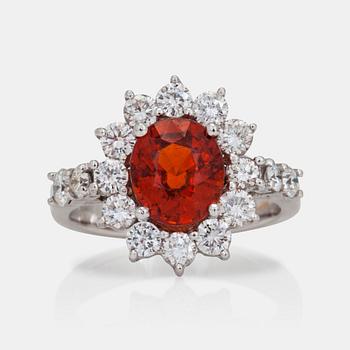 1231. RING med orange granat ca 3.75ct samt briljantslipade diamanter totalt 1.40ct.