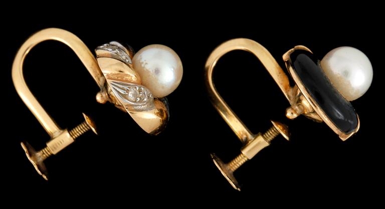 ÖRHÄNGEN, ett par, 18k guld med små diamanter och odlade pärlor.