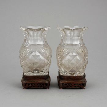 VASER, ett par, glas. Kina för europeisk marknad. 1900-tal.