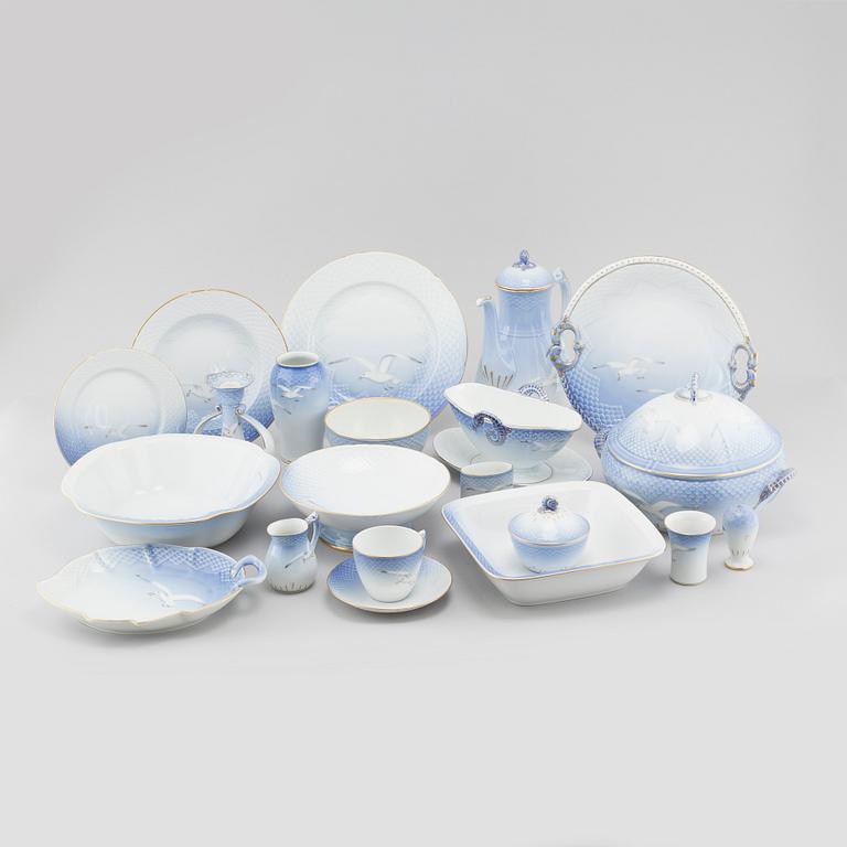 138 pieces of dinnerware "Blå Måsen" by Bing & Gröndahl, Denmark.