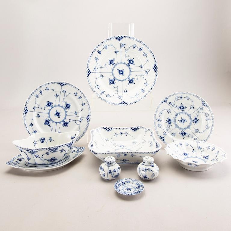 A Royal Copenhagen Muselmalet halvblonde 1940s 51 pcs porcelain dinner service.
