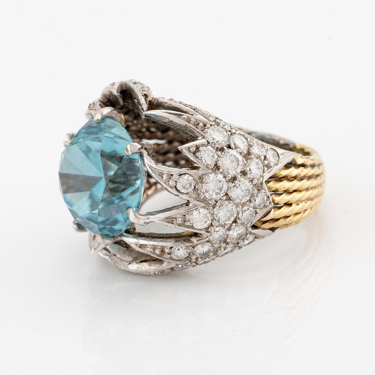 Sterlé ring 18K guld och platina med en blå fasettslipad zirkon och runda briljantslipade diamanter.