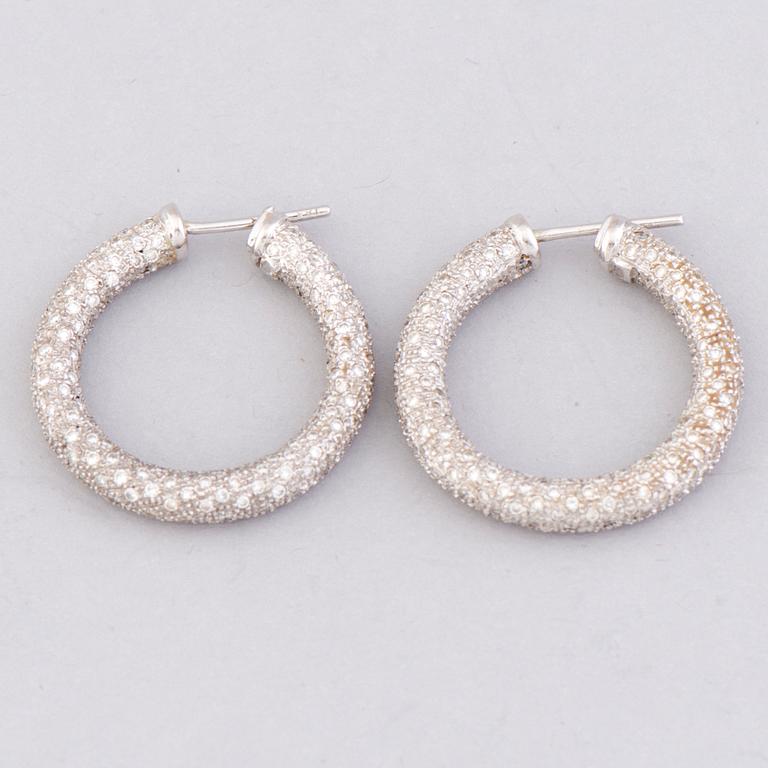 A PAIR OF EARRINGS, brilliant cut diamonds, 18K white gold.