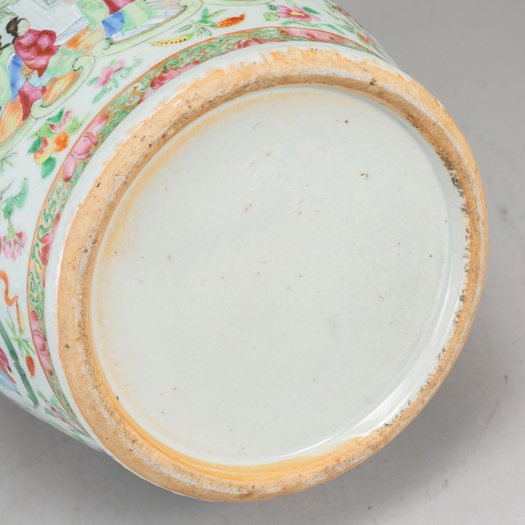 A famille rose vase, Canton, Qing dynasty, 19th century.