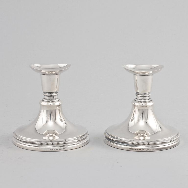 LJUSSTAKAR, ett par, silver, en signerad Erik Löfman, MGAB, Uppsala, 1980-tal.