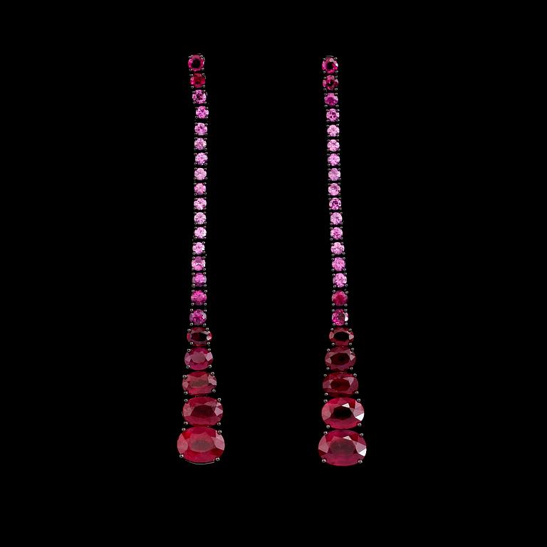 ÖRHÄNGEN, 1 par, 18K svärtat/rhodinerat guld, rosa safirer tot ca 1.25 ct, rubiner tot ca 9.80 ct.