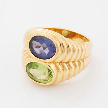 Bulgari, Ring med oval fasettslipad peridot och iolit, 18K guld,  Kvitto medföljer.