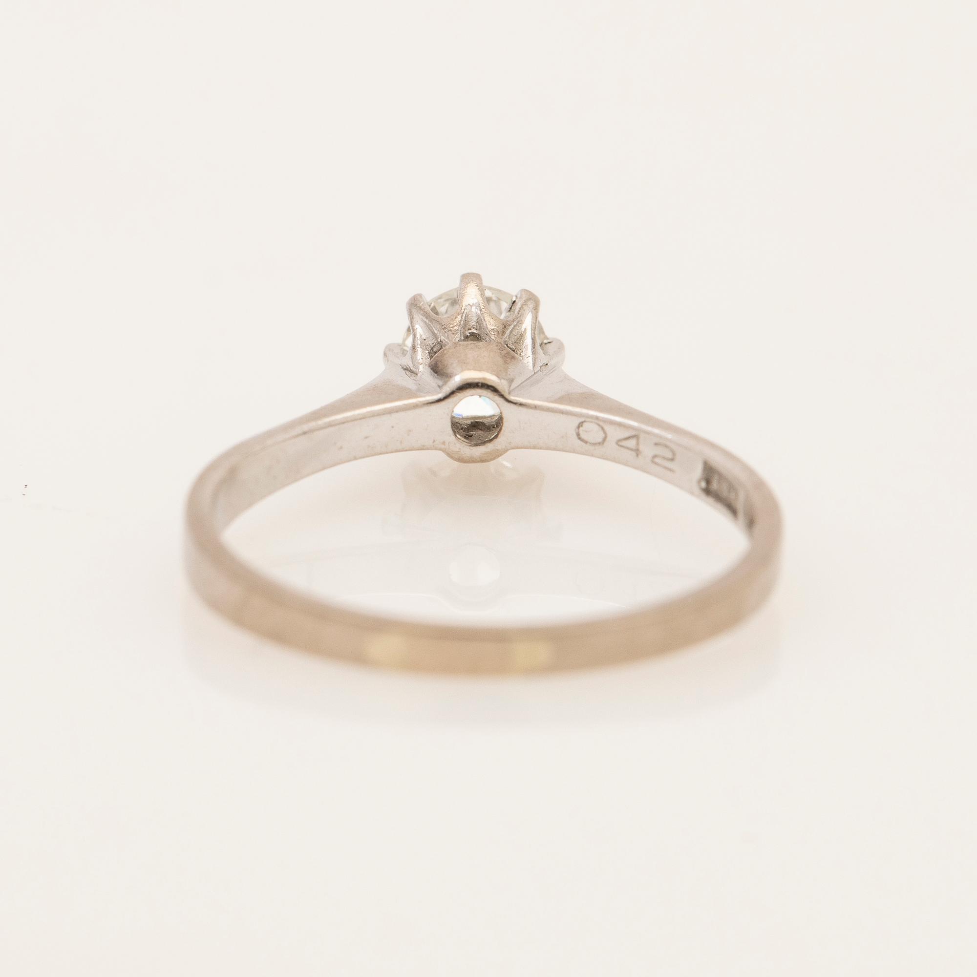 Ring, 18K vitguld med briljantslipad diamant.