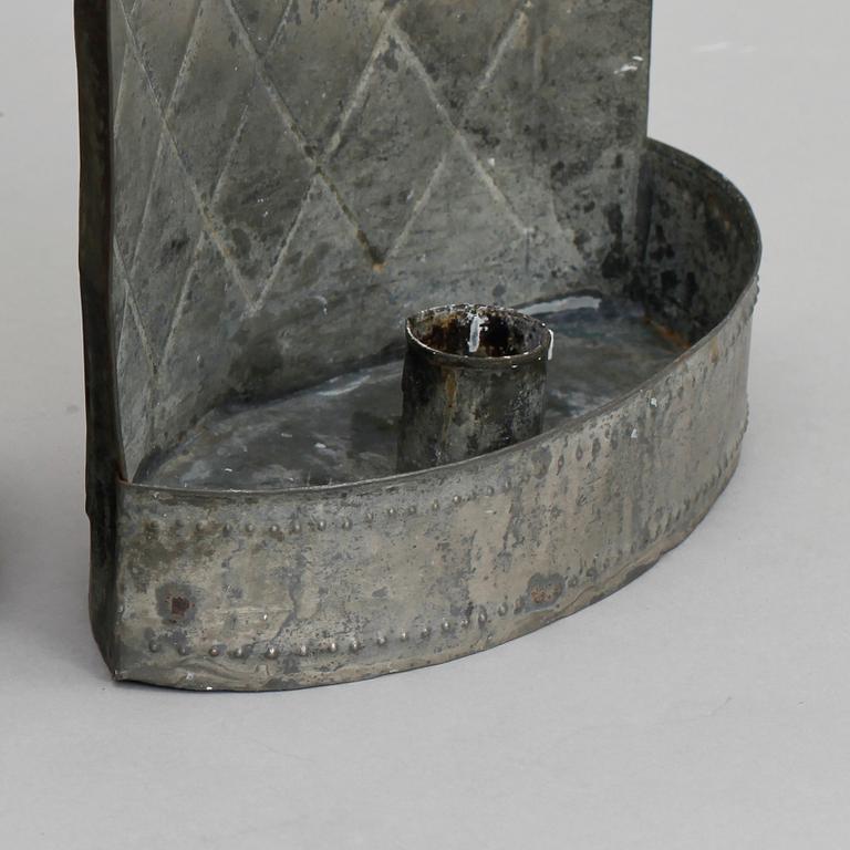 VÄGGPLÅTAR/VÄGGLAMPETTER, ett par, förtennad plåt, 1800-tal.