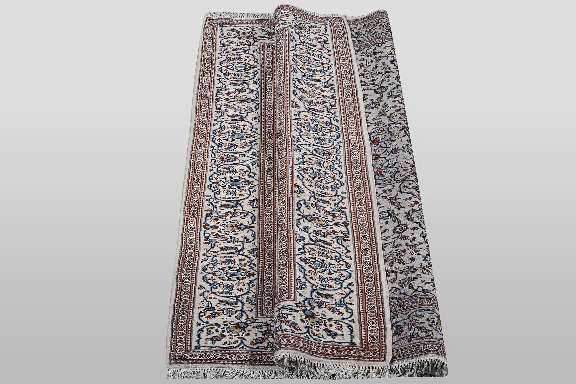 A carpet, Kashan, ca 297 x 197 cm.