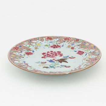 A large famille rose dish, Qing dynasty, 18th Century.