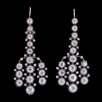 1067. A pair of antique cut chandelier diamond earrings, tot. app. 8 cts.