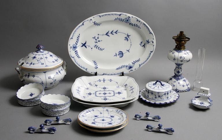 SERVISDELAR, ca 15 delar, porslin, Royal Copenhagen "Musselmalet".