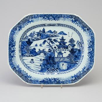 A Chinese porcelin dish, Qianlong (1736-1795).