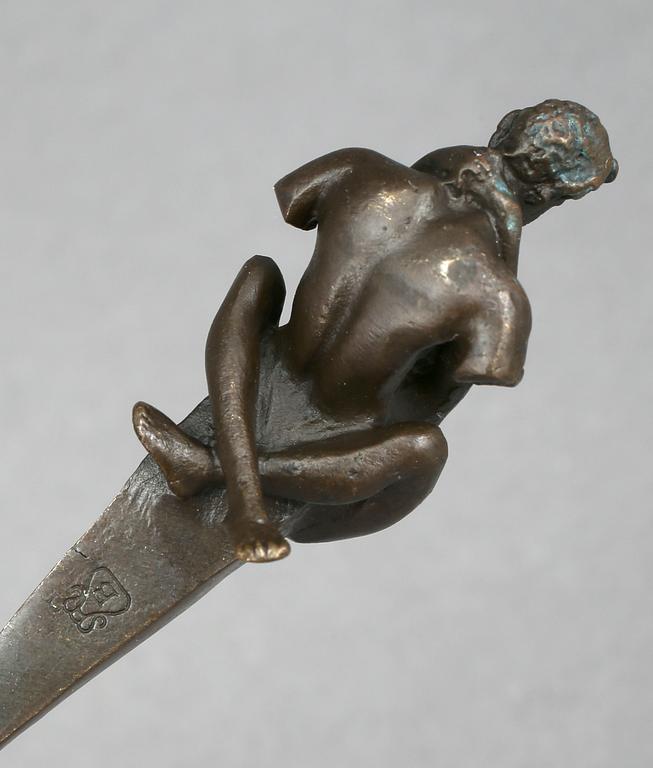 SKRIVBORDSGARNITYR, 4 delar, patinerad brons, erotiska motiv, märkta B, 1900-tal.