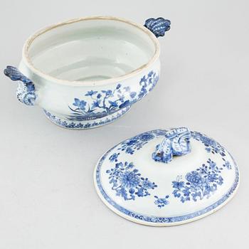 A blue and white tureen from Qing Dynasty, Qianlong period.