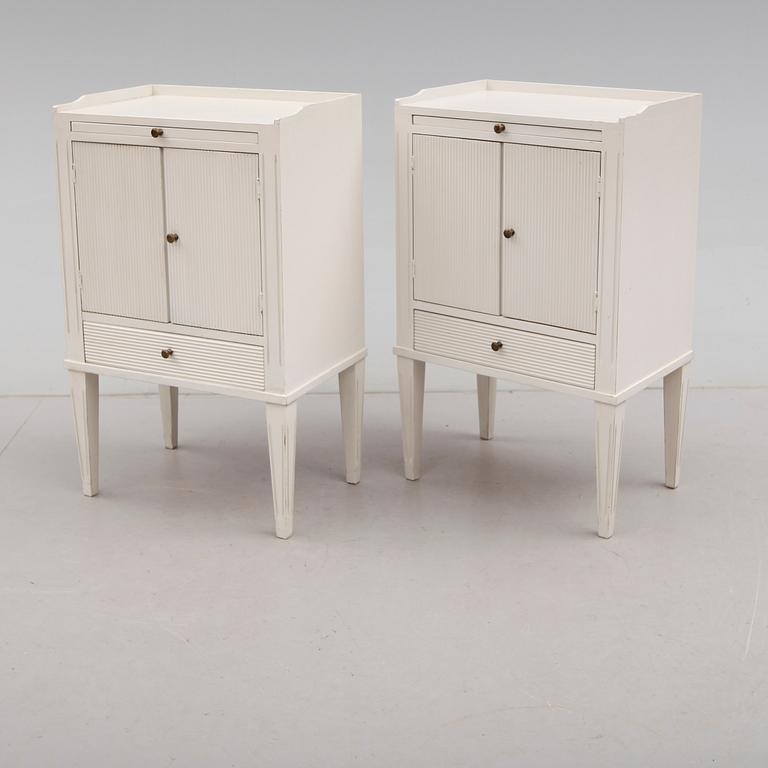 SÄNGBORD, 1 par, gustaviansk stil, 1900-talets andra hälft.