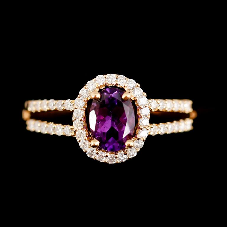 RING, 18 k guld, ametist 0.73 ct, diamanter tot 0.32 ct.