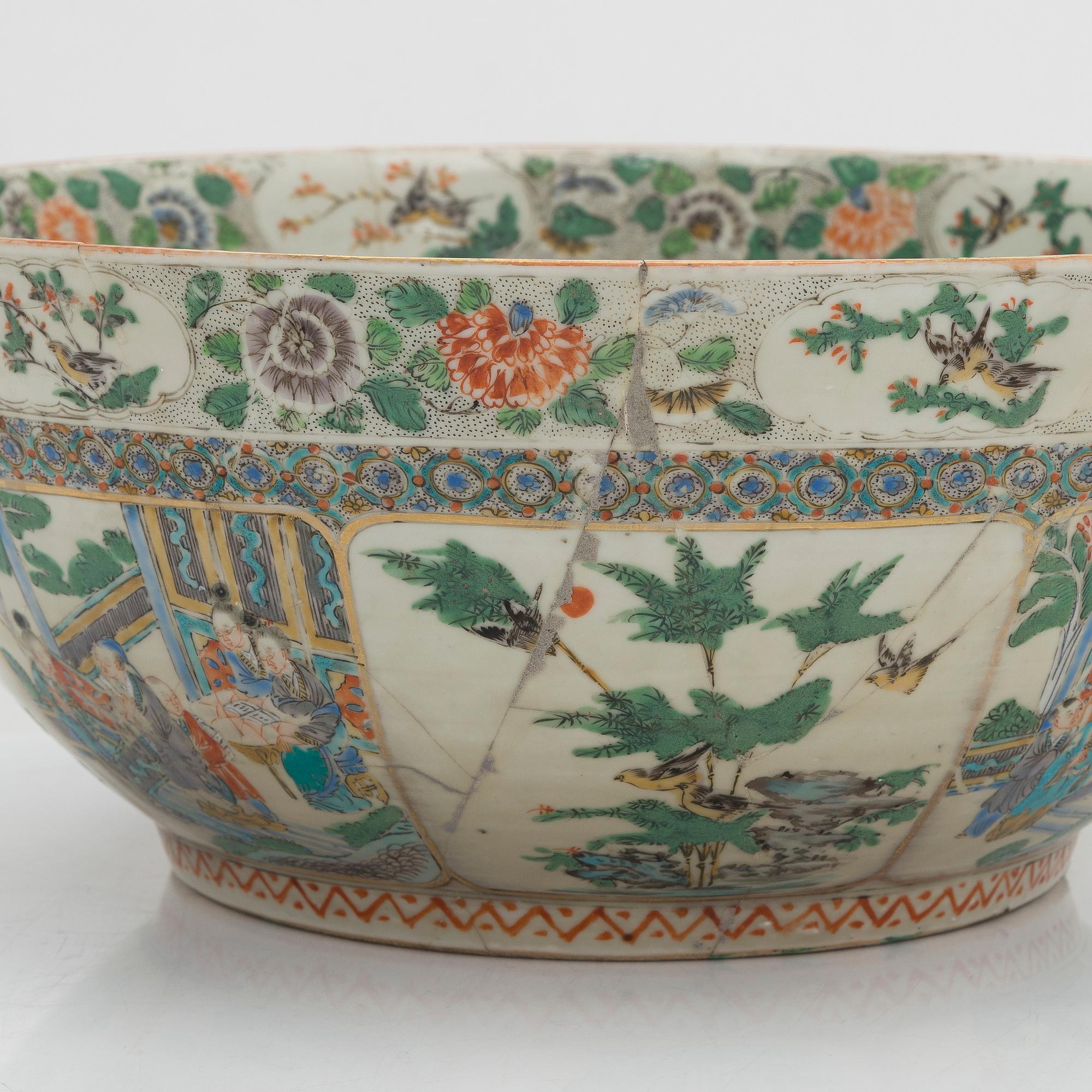 A large Chinese bowl, 19th century.